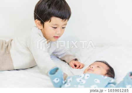 赤ちゃんと遊ぶお兄ちゃん 103901285