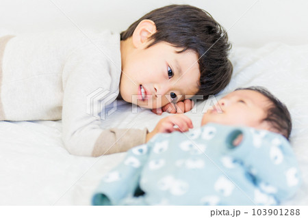 赤ちゃんに添い寝するお兄ちゃん 赤ちゃんに添い寝するお兄ちゃん 103901288