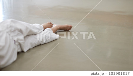 教室で空手を練習している小学生の女の子の様子 103901817