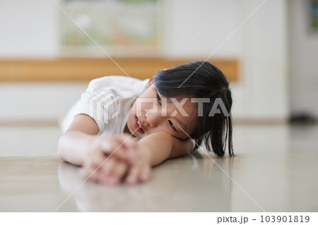 教室で空手を練習している小学生の女の子の様子 103901819