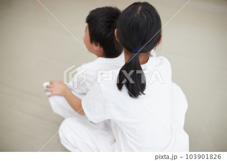 教室で空手を練習している小学生の様子 103901826