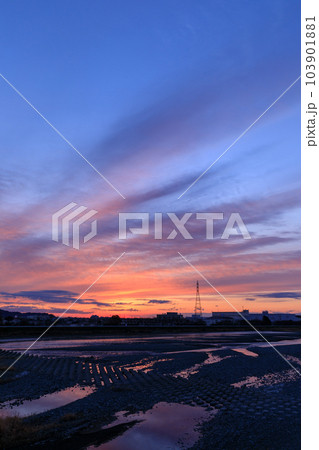 真っ赤に焼ける朝焼けの風景 真っ赤に焼ける朝焼けの風景 103901881