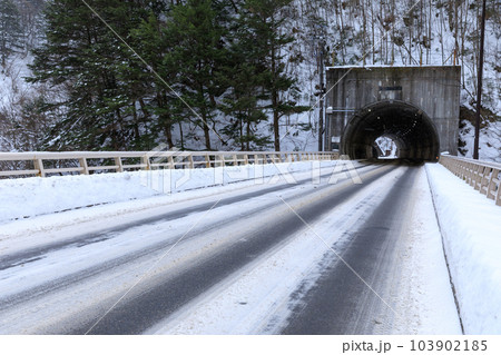 真冬に凍りついた道路のイメージ 真冬に凍りついた道路のイメージ 103902185