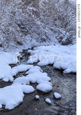 真冬の積雪した河川のイメージ 真冬の積雪した河川のイメージ 103902379