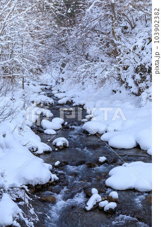 真冬の積雪した河川のイメージ 真冬の積雪した河川のイメージ 103902382