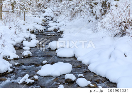 真冬の積雪した河川のイメージ 103902384