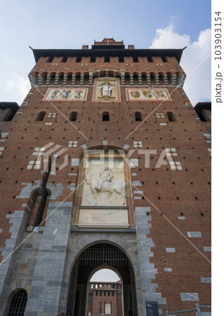 Details to the Sforzesco castle and its amazing medieval walls Details to the Sforzesco castle and its amazing medieval walls 103903154