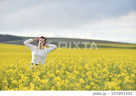 Beautiful Caucasian girl listening to music with headphone in the outdoors Beautiful Caucasian girl listening to music with headphone in the outdoors 103903492