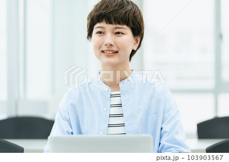 講習を受講する若い女性 103903567