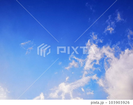 秋の空と白い雲 秋の空と白い雲 103903926