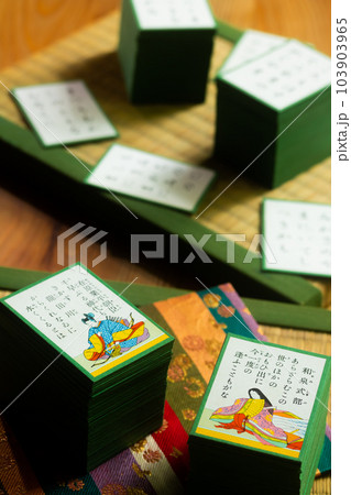 お正月の伝統的な遊び歌がるた「百人一首」 103903965