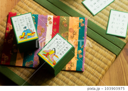 お正月の伝統的な遊び歌がるた「百人一首」 103903975