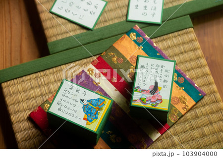 お正月の伝統的な遊び歌がるた「百人一首」 103904000