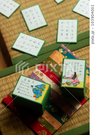 お正月の伝統的な遊び歌がるた「百人一首」 103904001
