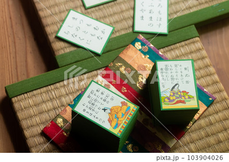お正月の伝統的な遊び歌がるた「百人一首」 103904026