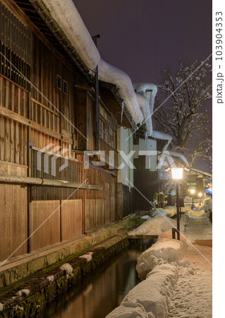 岐阜飛騨古川_雪降る瀬戸川と白壁土蔵街の絶景 103904353