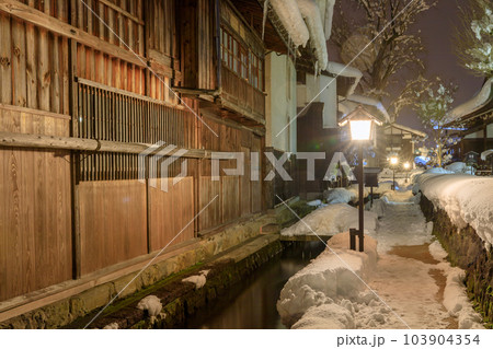 岐阜飛騨古川_雪降る瀬戸川と白壁土蔵街の絶景 103904354