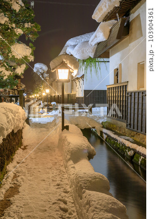 岐阜飛騨古川_雪降る瀬戸川と白壁土蔵街の絶景 103904361