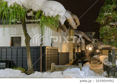 岐阜飛騨古川_雪降る瀬戸川と白壁土蔵街の絶景 岐阜飛騨古川_雪降る瀬戸川と白壁土蔵街の絶景 103904492
