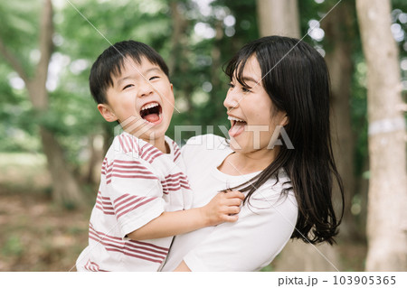 ママに抱っこされて喜ぶ子供 103905365