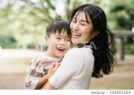 ママに抱っこされて喜ぶ子供 103905369