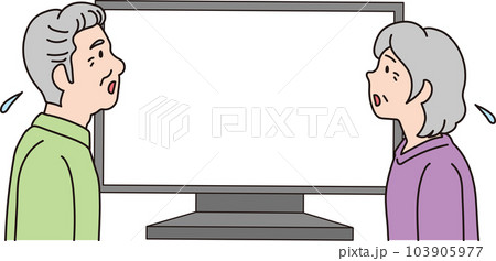 テレビ画面を見て心配そうな表情の高齢男女. 103905977