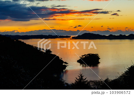 【宮城の自然景観】松島の日の出(初日の出) 【宮城の自然景観】松島の日の出(初日の出) 103906572