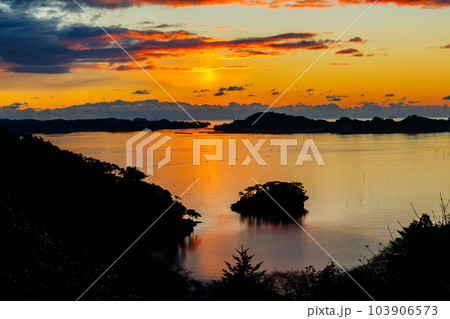 【宮城の自然景観】松島の日の出(初日の出) 【宮城の自然景観】松島の日の出(初日の出) 103906573