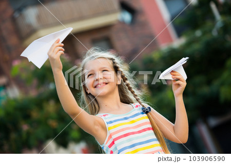 smiling girl playing 103906590