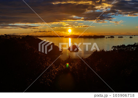 【宮城の自然景観】松島の日の出(初日の出) 【宮城の自然景観】松島の日の出(初日の出) 103906718