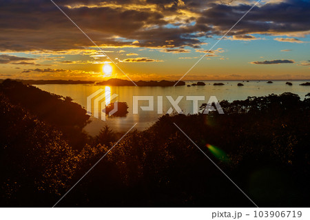 【宮城の自然景観】松島の日の出(初日の出) 【宮城の自然景観】松島の日の出(初日の出) 103906719
