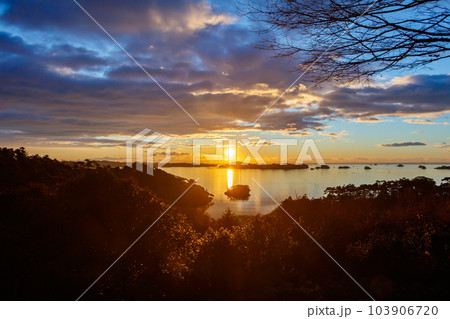 【宮城の自然景観】松島の日の出(初日の出) 【宮城の自然景観】松島の日の出(初日の出) 103906720