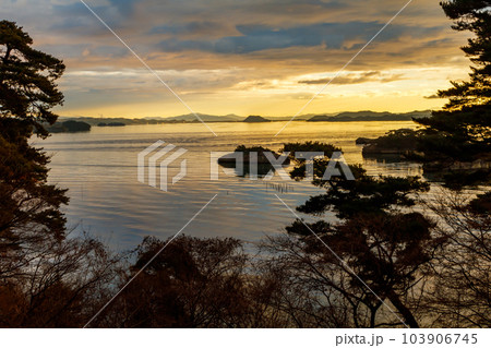 【宮城の自然景観】松島の日の出（初日の出） 103906745