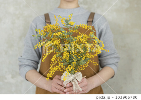 ミモザの花束を持つ女性 103906780