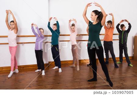 Children studying ballet 103907005
