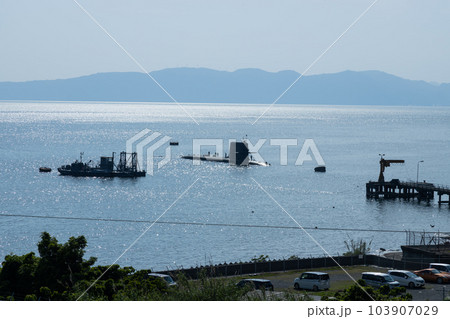 鹿児島県の錦江湾に浮かぶ潜水艦 鹿児島県の錦江湾に浮かぶ潜水艦 103907029