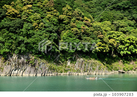熊野川の畳石と川舟(川の熊野古道) 【和歌山県新宮市】 熊野川の畳石と川舟(川の熊野古道) 【和歌山県新宮市】 103907283