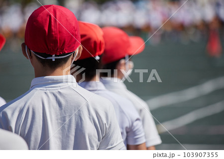 小学校の運動会の学生たち 103907355