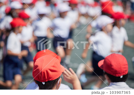 小学校の運動会を応援している学生たち 103907365