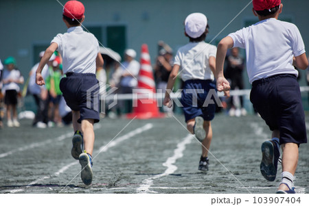 小学校の運動会で短距離走をしている学生達の姿 小学校の運動会で短距離走をしている学生達の姿 103907404
