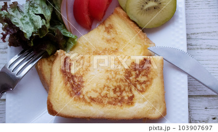 フレンチトーストのプレートとジャム 俯瞰 フレンチトーストのプレートとジャム 俯瞰 103907697