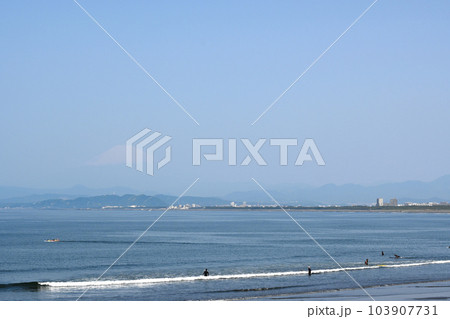 湘南の海と富士山の景色 湘南の海と富士山の景色 103907731