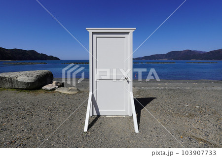 海辺に立つ白いドア 海辺に立つ白いドア 103907733