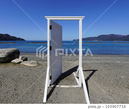 海に開かれた白いドア 103907738