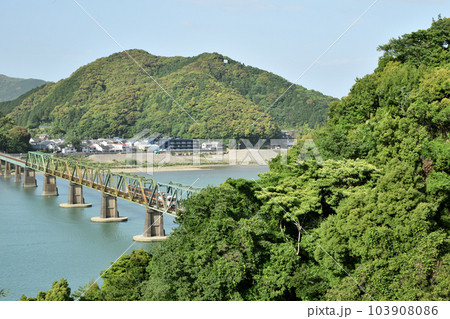 丹鶴城跡と熊野川(紀勢本線の鉄道が架かる)　【和歌山県新宮市】 103908086