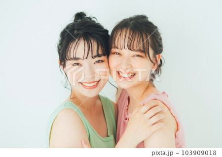 女性　ビューティー　2人 103909018