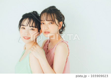 女性　ビューティー　2人 103909023
