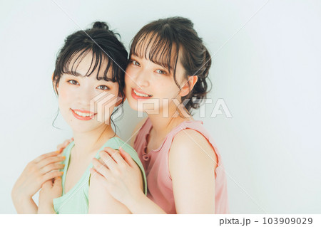 女性　ビューティー　2人 103909029