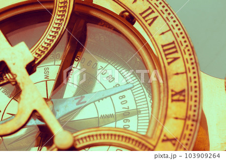 antique compass close up antique compass close up 103909264