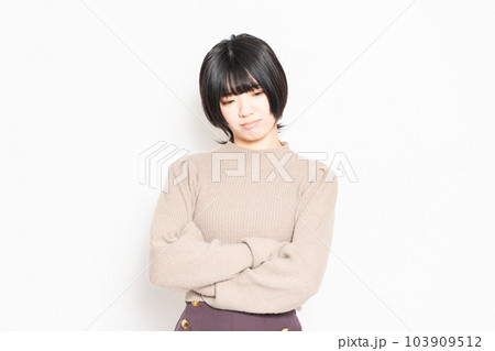 白背景の前で考え事をしている若い女性 白背景の前で考え事をしている若い女性 103909512